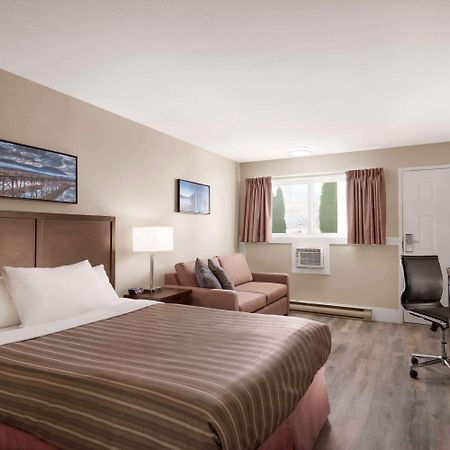 Travelodge By Wyndham Salmon Arm Bc מראה חיצוני תמונה